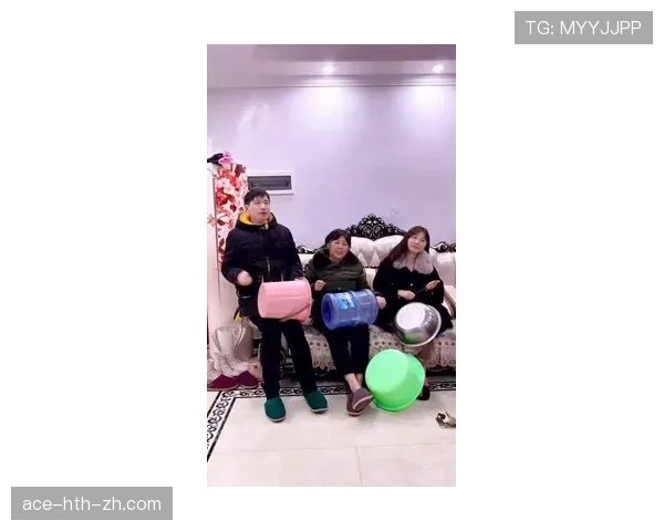 蒋圣龙场下逛街买东西，钱包鼓鼓的比你班主任家还壕？